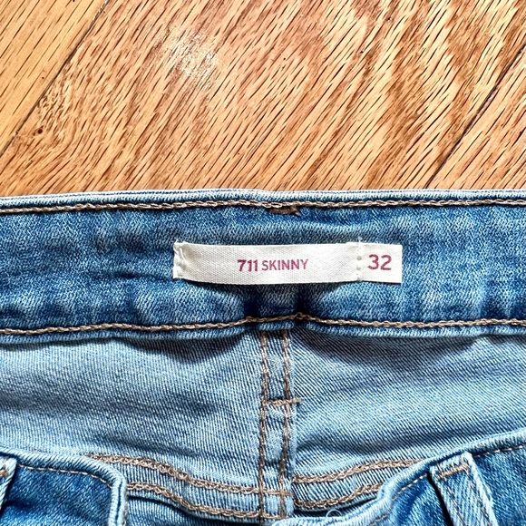Levi’s- 711 Skinny Jeans, Light Wash Size 32 with Distressing - Picture 3 of 6